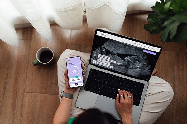 Mujer observando una ecografía